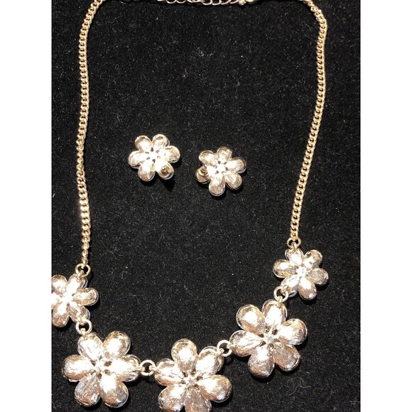 Crystal Rhinestone Daisy Flower Statement necklace 20” Matching Pierced Earr - Picture 5 of 7